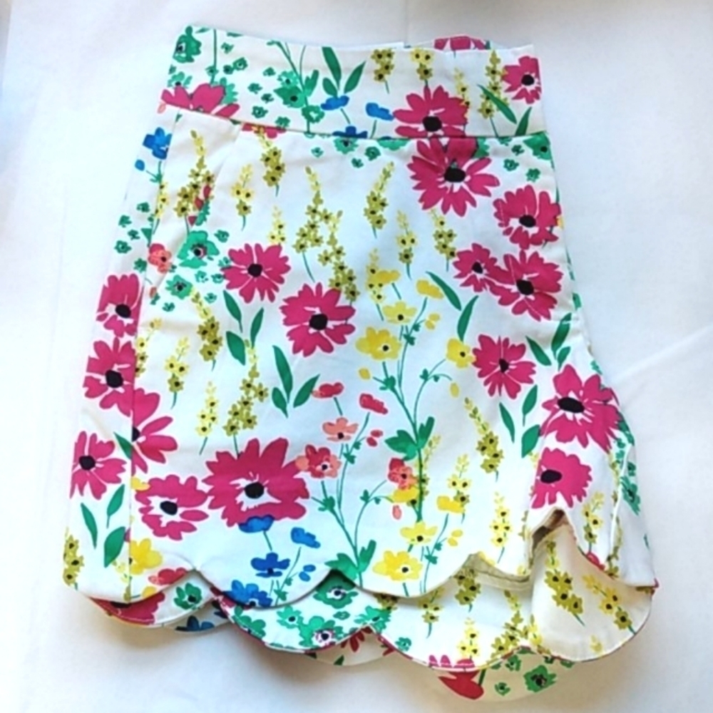 CROWN & IVY NWT SHELBY FLORAL SHORTS SIZE 4P - Picture 1 of 10
